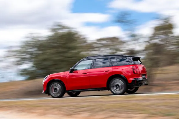 Mini Countryman JCW 2025 driving 2