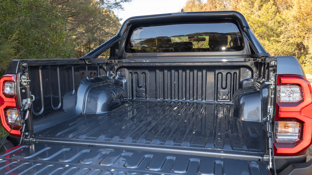 Toyota Hilux SR5 2025 tray