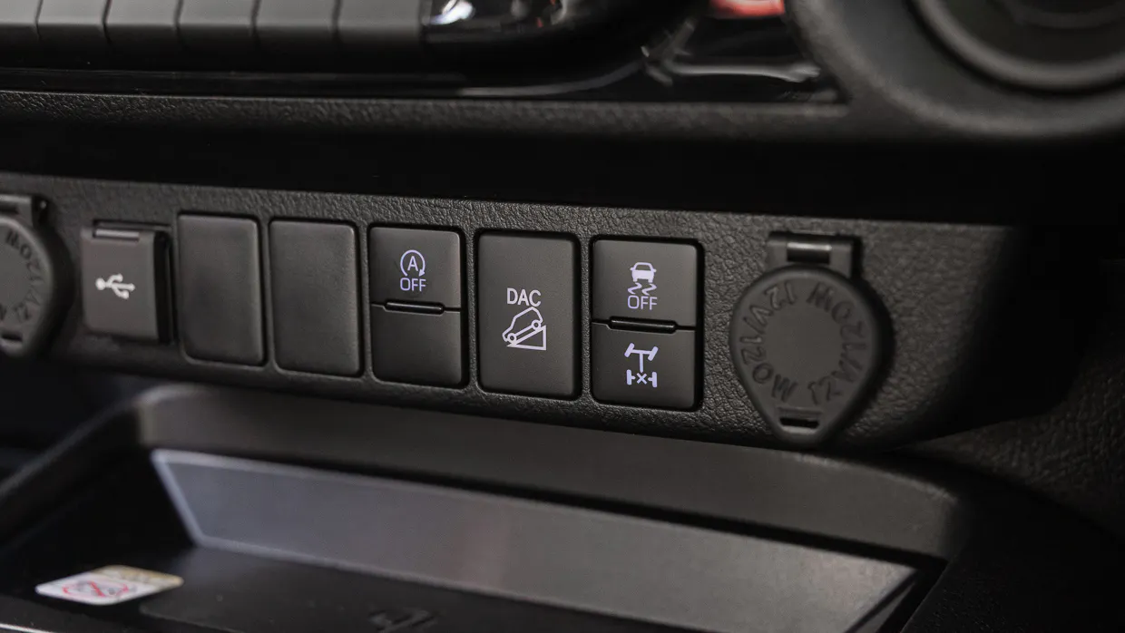 Toyota Hilux SR5 2025 switches