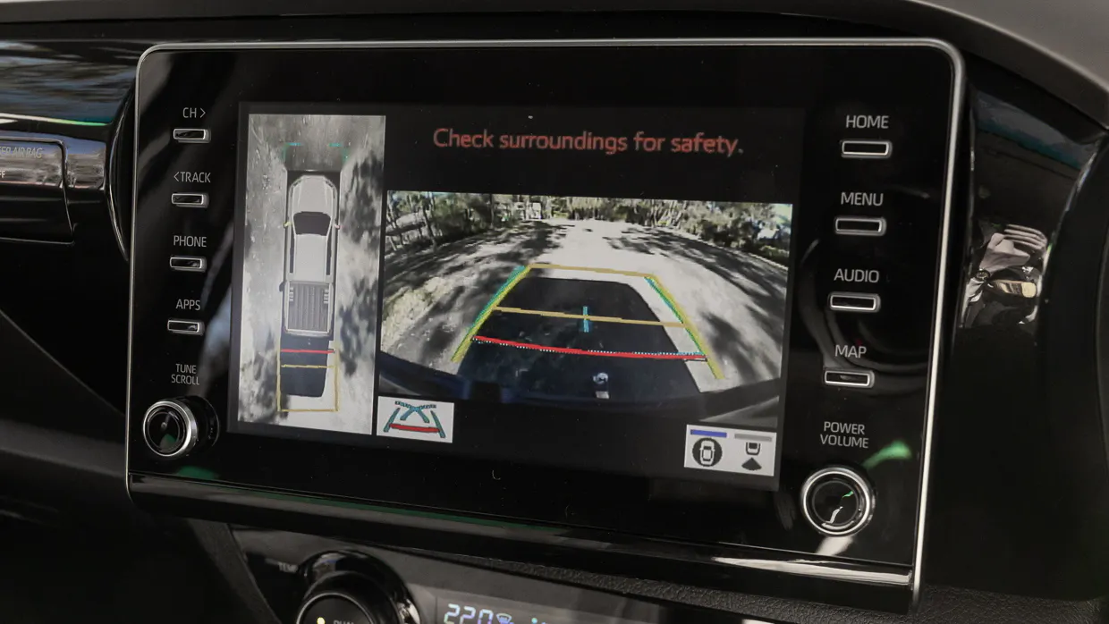 Toyota Hilux SR5 2025 screen