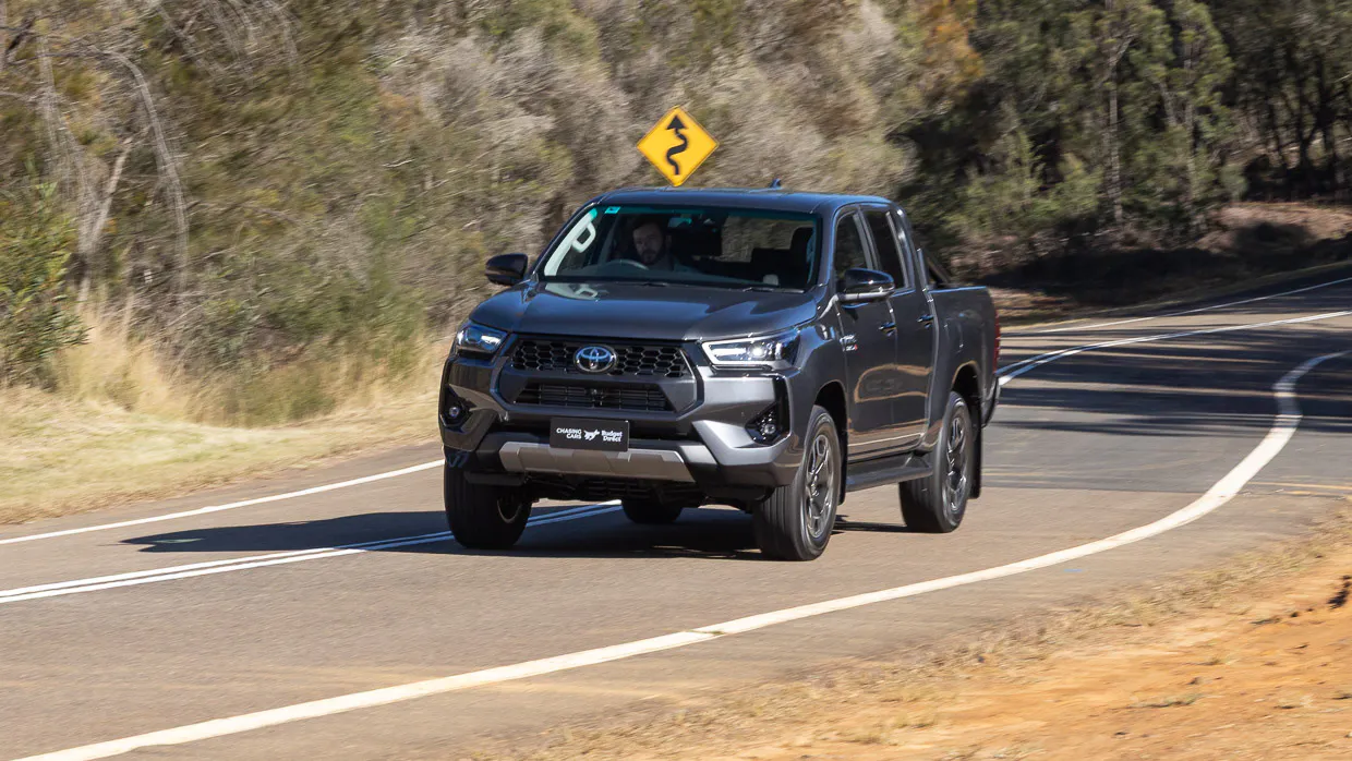 Toyota Hilux SR5 2025 driving 6