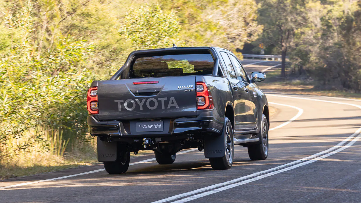 Toyota Hilux SR5 2025 driving 11