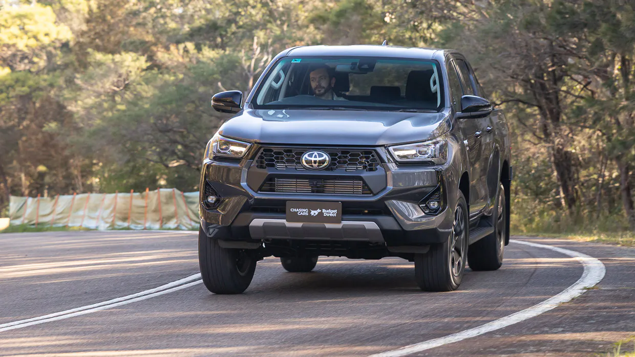Toyota Hilux SR5 2025 driving 13