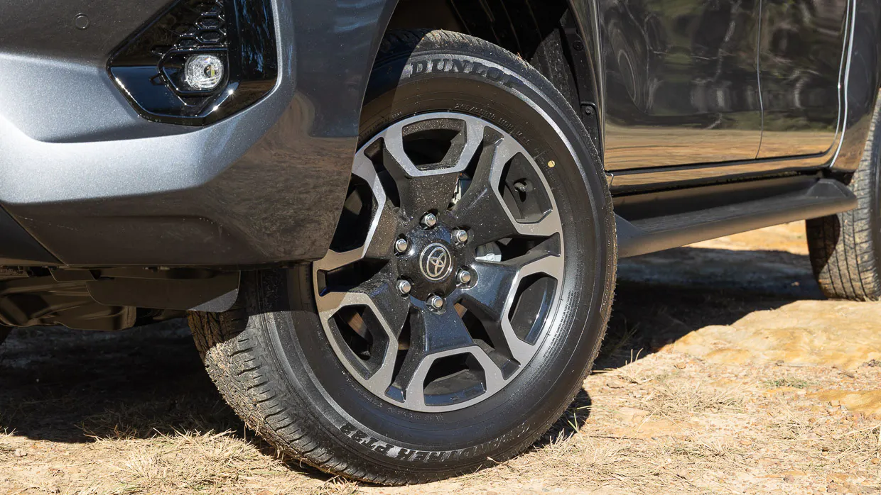Toyota Hilux SR5 2025 wheel