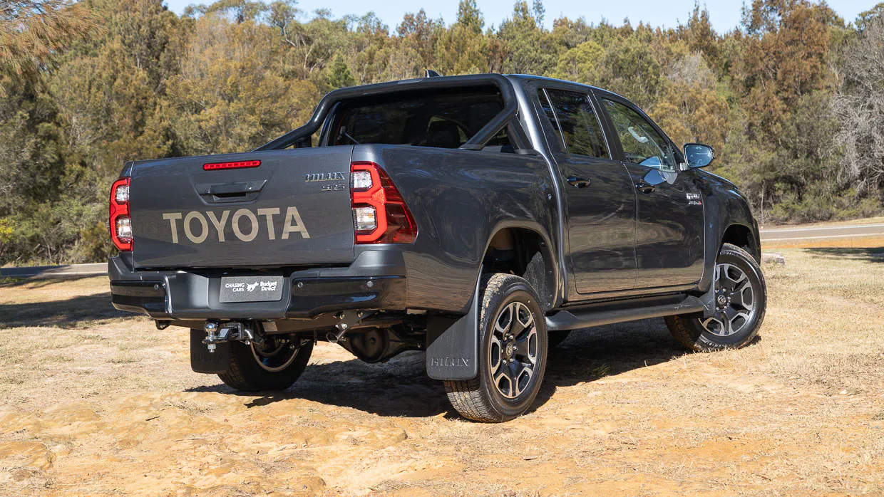 Toyota Hilux SR5 2025 rear 3/4