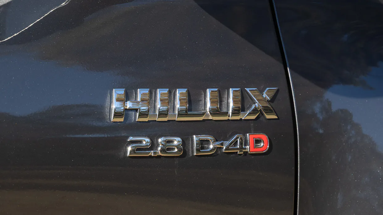 Toyota Hilux SR5 2025 badge
