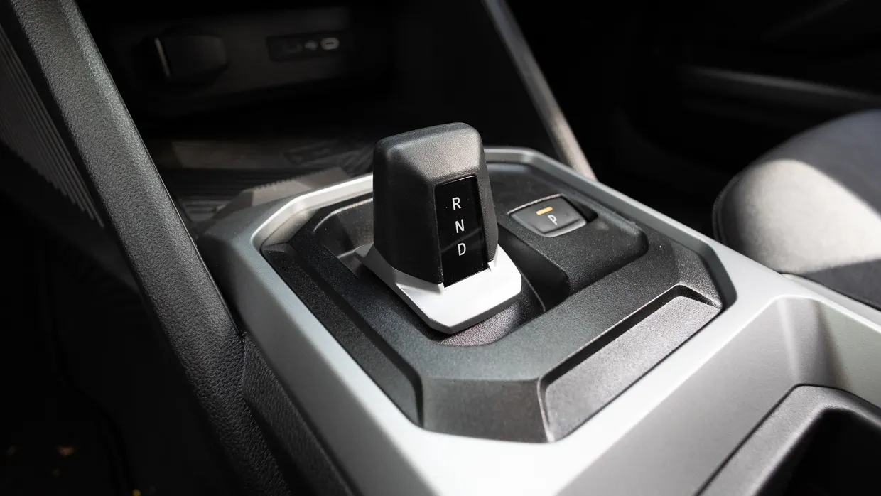 Renault Duster 4x2 Techno 2026 interior shifter