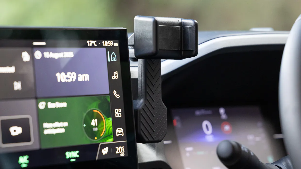 Renault Duster 4x2 Techno 2026 interior phone holder