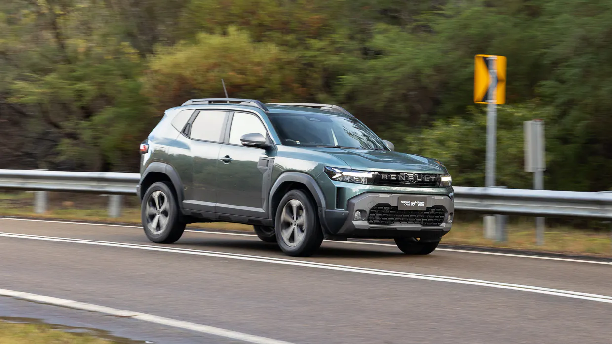 Renault Duster 4x2 Techno 2026 driving