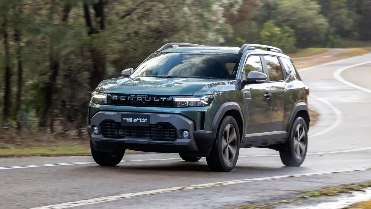 Renault Duster 4x2 Techno 2026 driving
