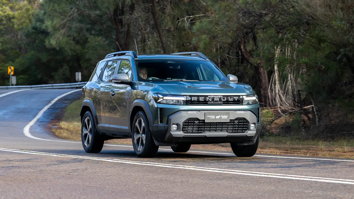 Renault Duster 4x2 Techno 2026 driving