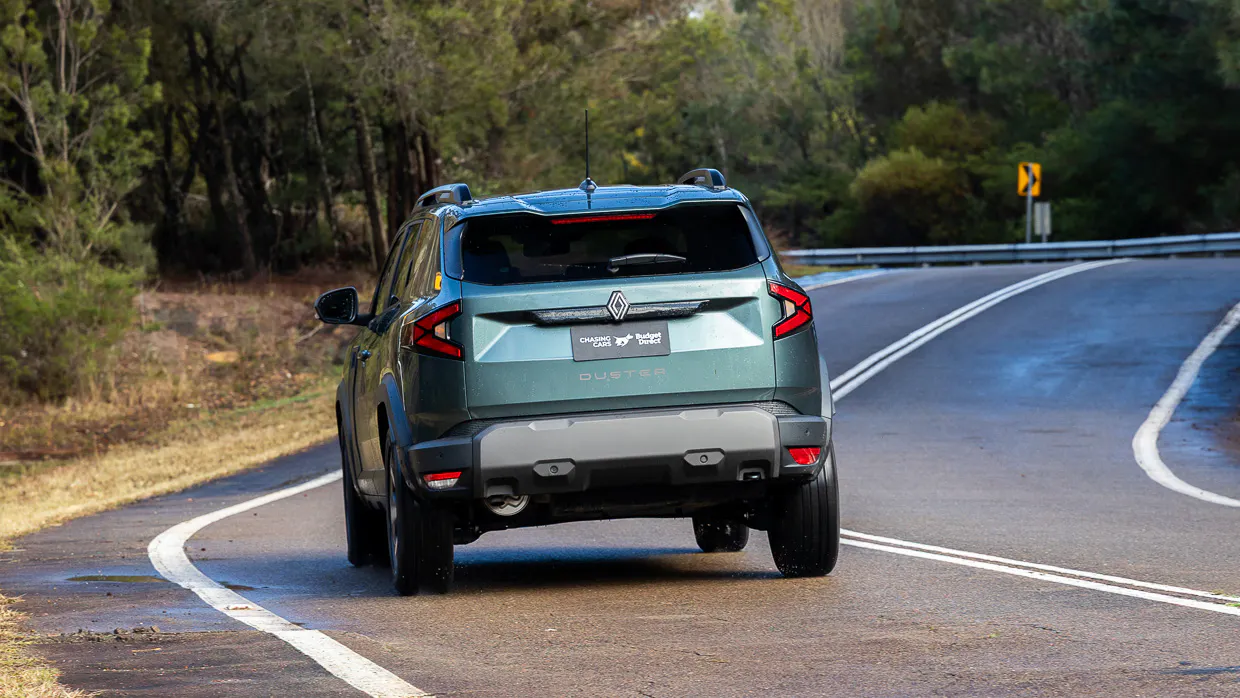 Renault Duster 4x2 Techno 2026 driving