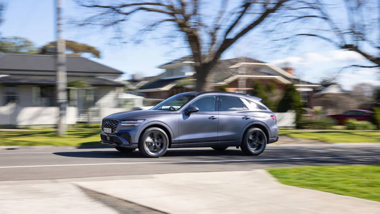 Genesis GV70 3.5 Signature Sport 2025 driving