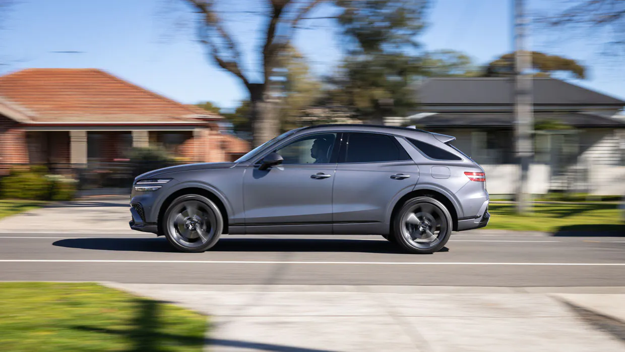 Genesis GV70 3.5 Signature Sport 2025 driving