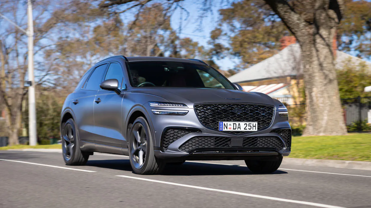 Genesis GV70 3.5 Signature Sport 2025 driving