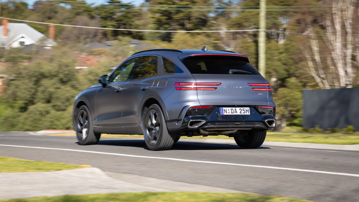 Genesis GV70 3.5 Signature Sport 2025 driving